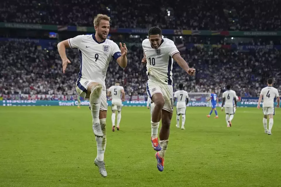 Pemain Inggris Harry Kane (kiri) dan Jude Bellingham melakukan selebrasi setelah Kane menjebol gawang Slovakia pada babak 16 besar  Euro 2024 di Gelsenkirchen, Jerman, Minggu, 30 Juni 2024. Inggris unggul 2-1 atas Slovakia.