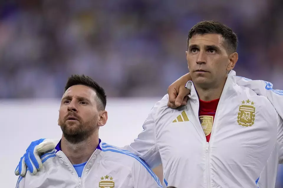 Kapten timnas Argentina Lionel Messi dan penjaga gawang Emiliano Martinez di ajang Copa America 2024.
