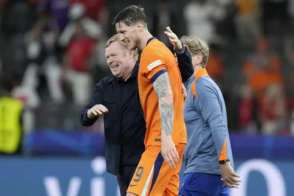 Pelatih timnas Belanda Ronald Koeman (kiri) dan striker Wout Weghorst.