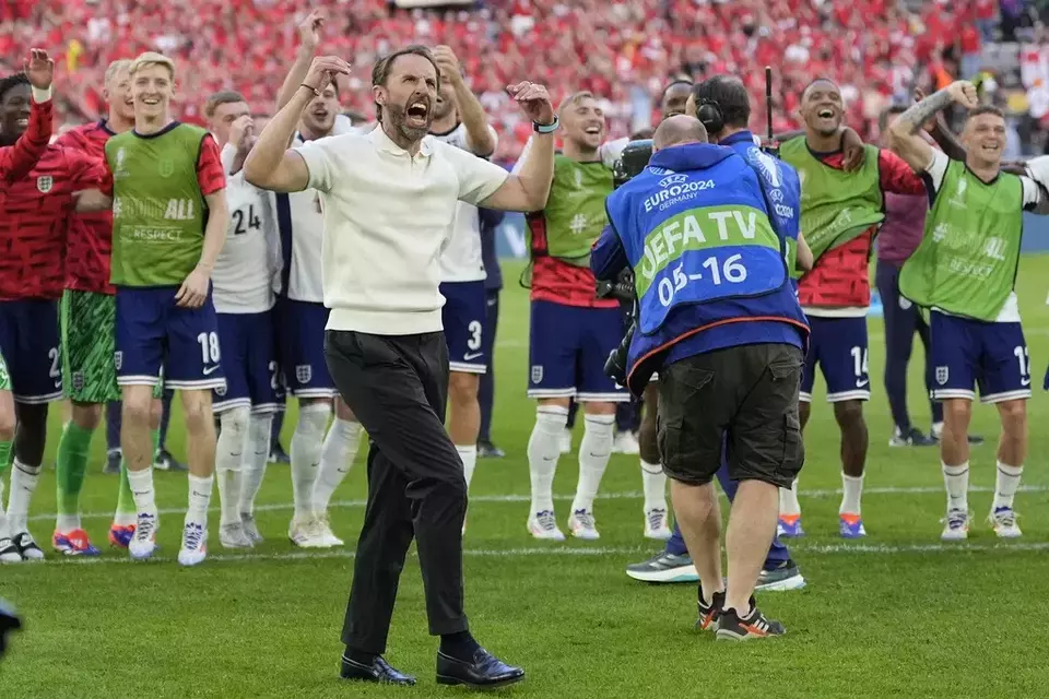 Pelatih Inggris Gareth Southgate merayakan kemenangan tim asuhannya atas Swiss pada Euro 2024.