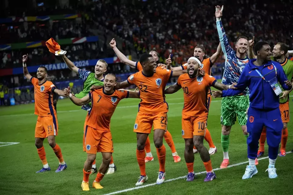 Para pemain Belanda merayakan kemenangan atas Turki dalam perempat final Euro 2024, Sabtu, 7 Juli 2024.