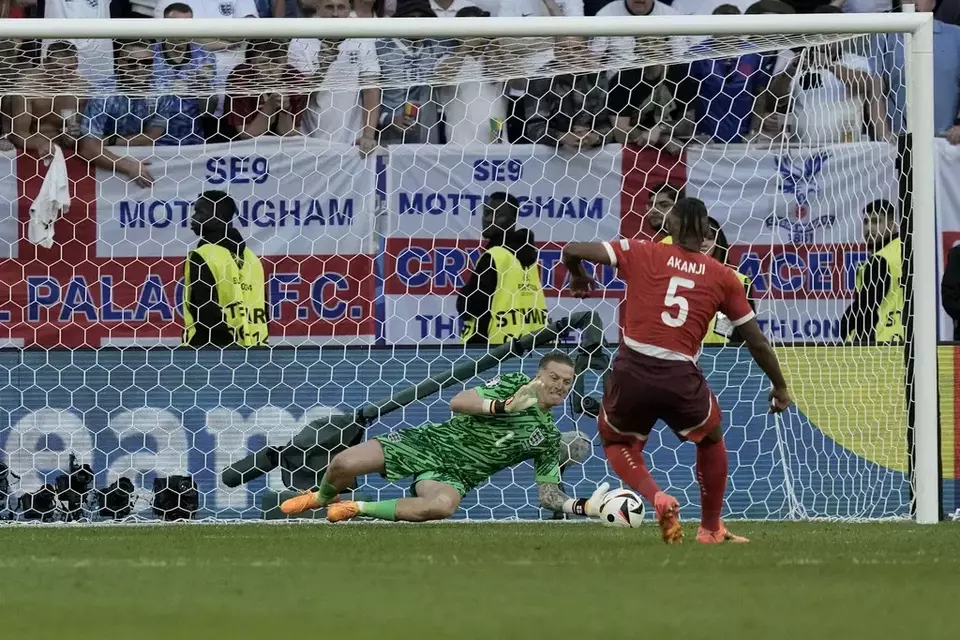 Kiper Inggris  Jordan Pickford mengagalkan penalti pemain Swiss Manuel Akanji pada perempat final Euro 2024 di Duesseldorf, Jerman, Minggu, 7 Juli 2024.